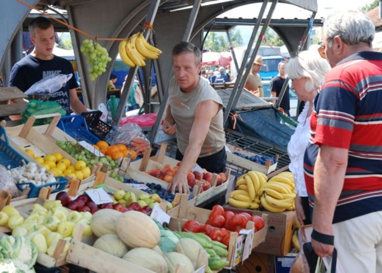Prepolovljena prodaja voća i povrća u RS