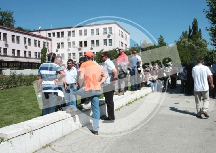 Protest pred Vladom FBiH i blokada tri granična prelaza (Foto)
