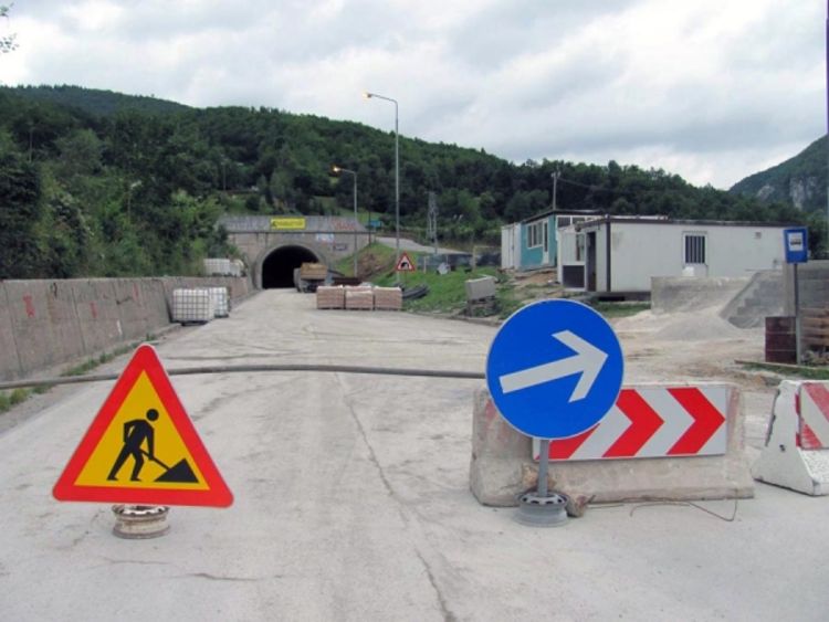 Šestorica izrešetala dva auta sa državljanima Crne Gore (Foto)