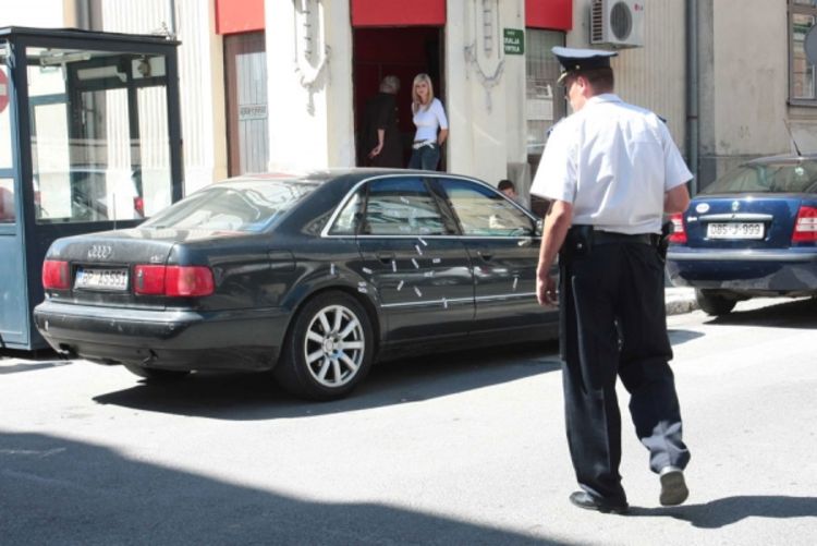 U izrešetanom vozilu otkriveni heroin i lažni broj šasije