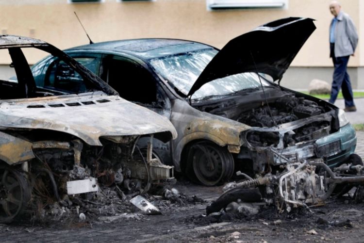 Iz noći u noć gore automobili