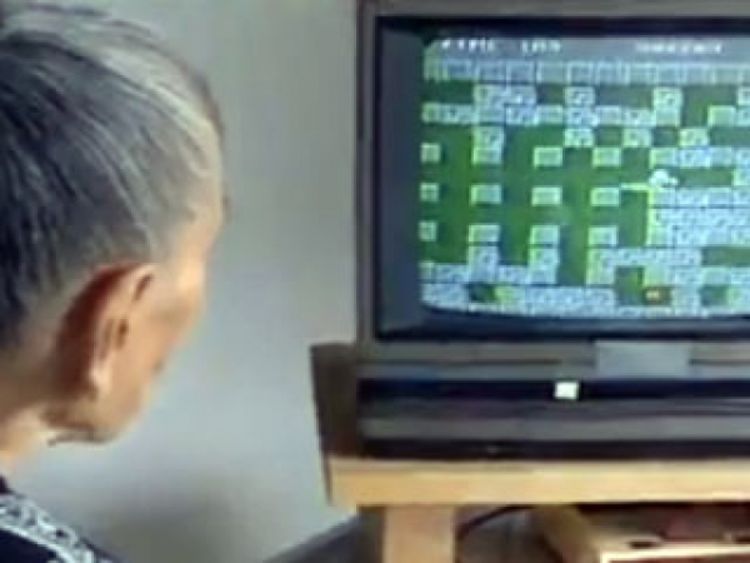 Stogodišnjakinja uživa u video igricama