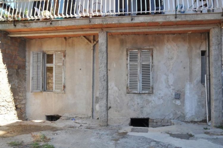 Pula: Sina 10 godina držala u lancima
