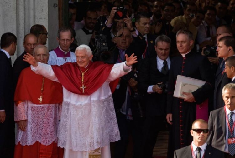 Benedikt XVI: Klonite se lažnih bogova