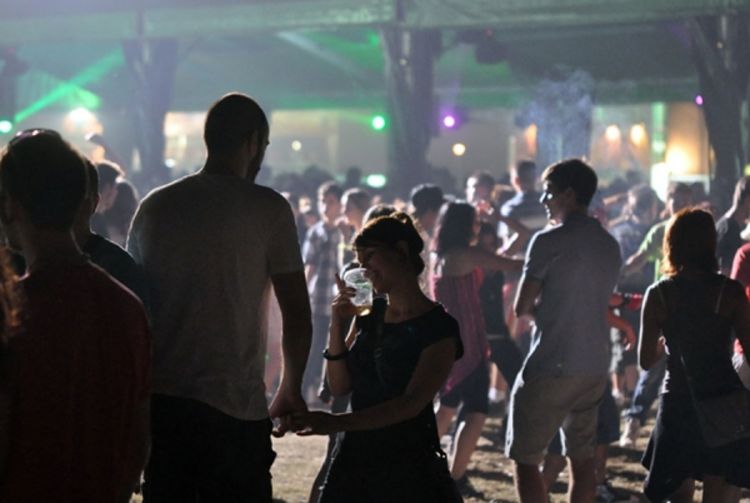 Nepoznata osoba izbola 10 ljudi na Bir festu