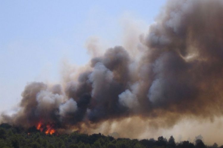 Pet požara buknulo u Dalmaciji, počela i evakuacija