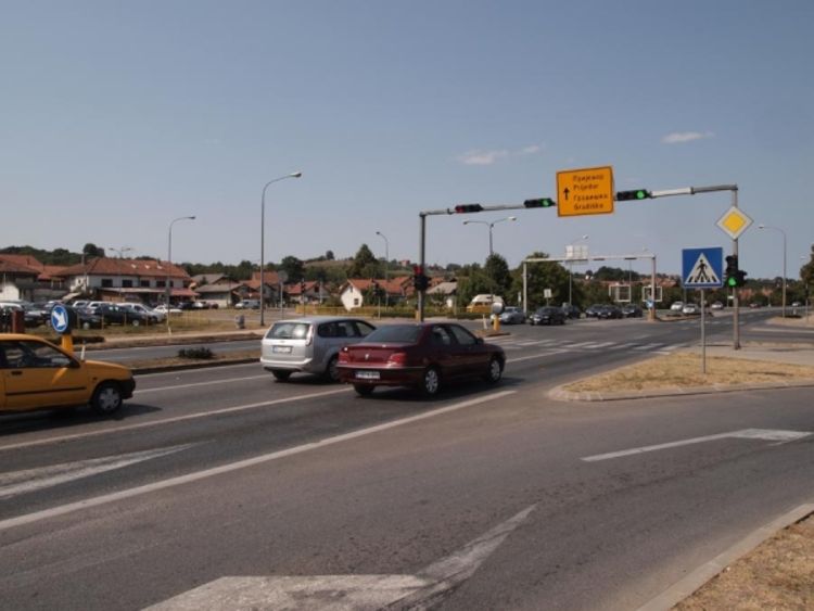 Jureći audijem kroz crveno izazvao nesreću
