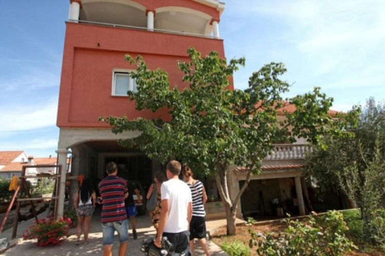 Majka dječaku (4) zarezala vrat jer se gušio, mališan preminuo (Foto)