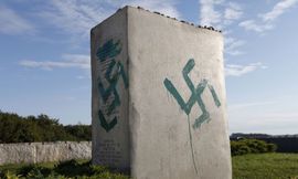 Oskrnjavljen spomenik spaljenim Jevrejima