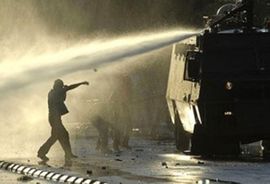 Češka policija vodenim topom rastjerala antiromski pohod