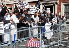 Islamisti zapalili zastavu SAD ispred ambasade u Londonu