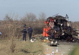 Najmanje 100 povrijeđenih u sudaru autobusa i dva voza