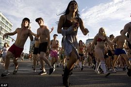 Protest u gaćama zbog krutih zakona (Foto)