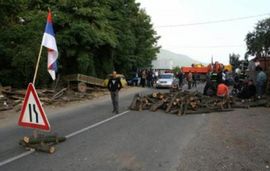 KFOR započeo uklanjanje barikada koje su Srbi postavili