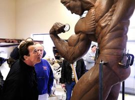 Švarceneger naručio tri svoje džinovske statue u bronzi
