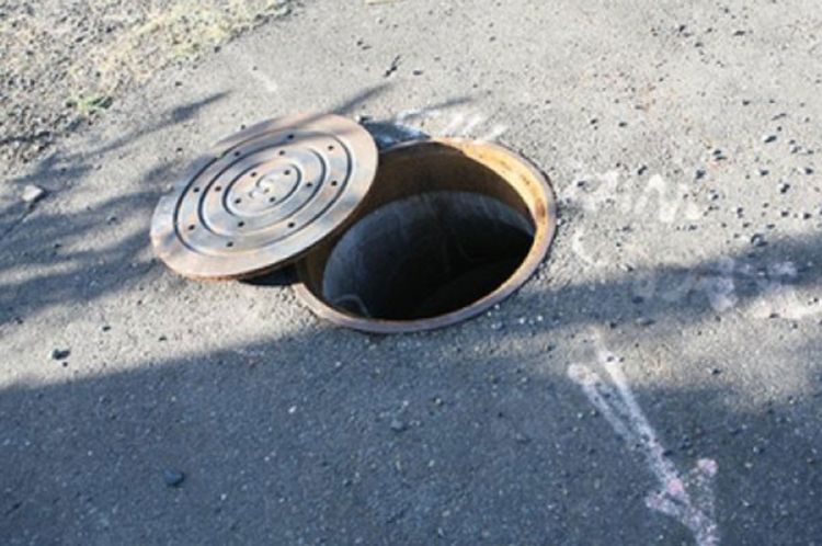 Tragedija u Zemunu: Beba upala u šaht i poginula