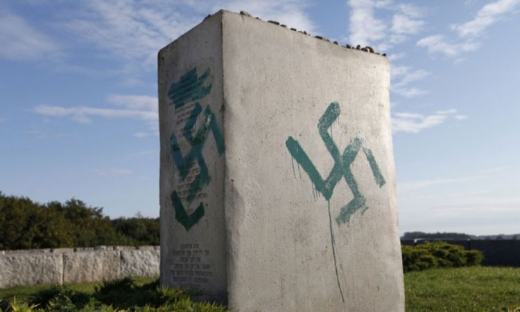 Oskrnjavljen spomenik spaljenim Jevrejima