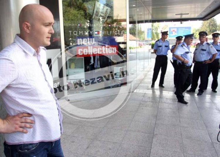 Očajni radnik htio da se zapali ispred hotela Bosna jer je ostao bez 10 plata (Foto)