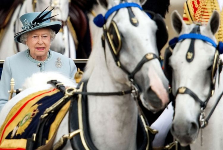 Britanski poslanici sakupili novac za kraljičin prozor