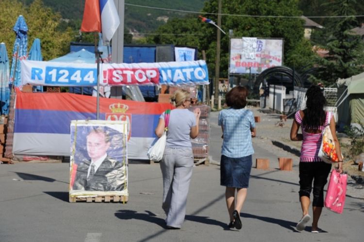 Srbi prenoćili na barikadama