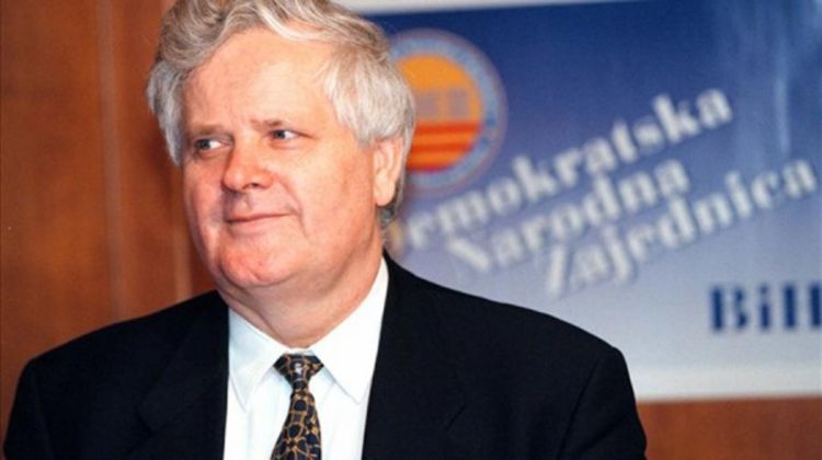 Abdića dočekuju pristalice ali i veterani Petog korpusa