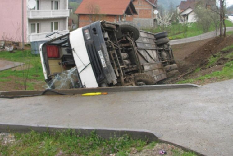 Troje povrijeđenih u prevrnutom autobusu
