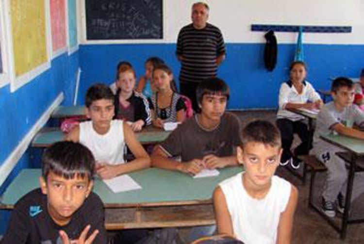 Srbi ne daju djeci da idu u školu sa Romima