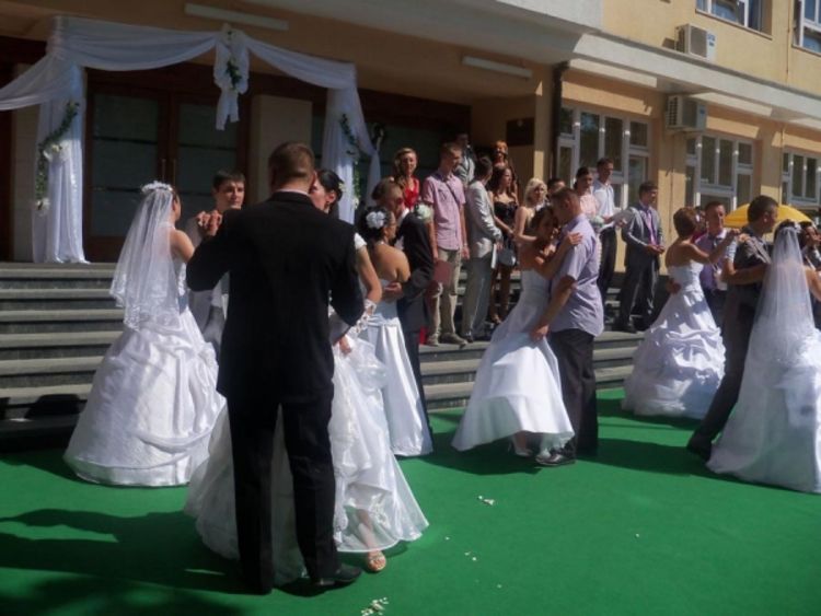 Prijedor: Svadba za pamćenje za 10 parova