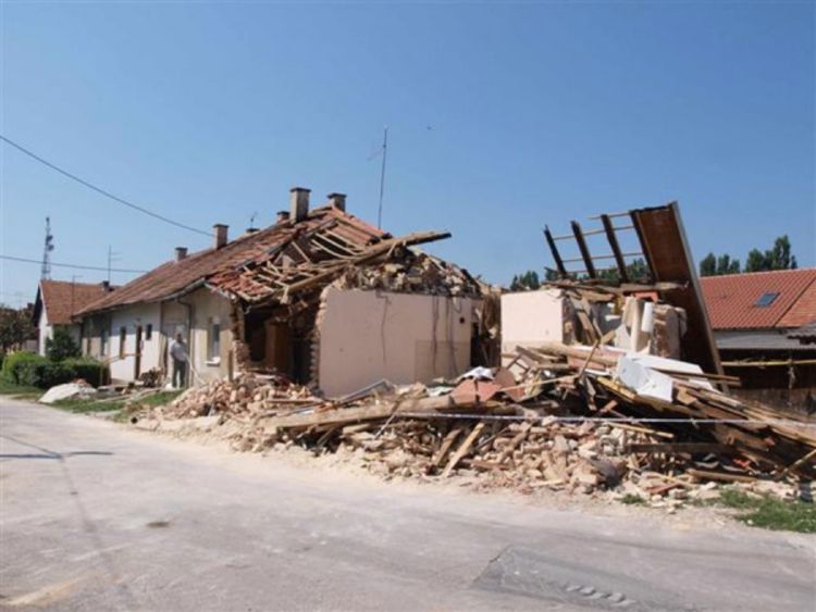 Poginuo vadeći ciglu iz dimnjaka razrušene kuće