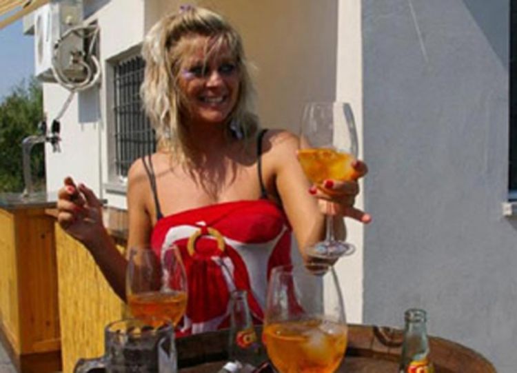 Ljubomorne žene pokrenule peticiju protiv seksi konobarice