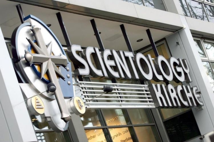 Tuže Crkvu  za robovlasnički odnos
