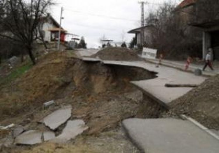 Klizište zatrpalo dve male fabrike, 10 osoba poginulo