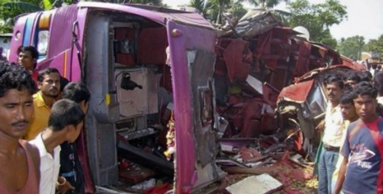 U sudaru autobusa i kamiona u Indiji 16 poginulih
