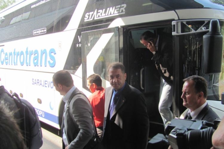 Premijer i ministri u Vladi FBiH na sjednicu došli u autobusu