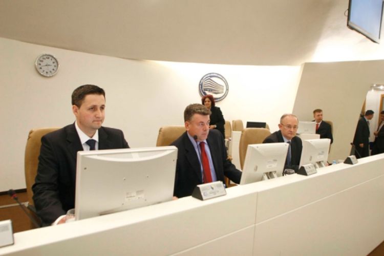 Ćirilica u ličnoj karti podijelila bh. parlamentarce