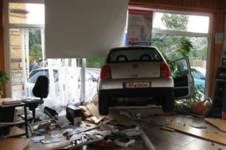Starica (77) isprobavala novi auto pa demolirala autosalon
