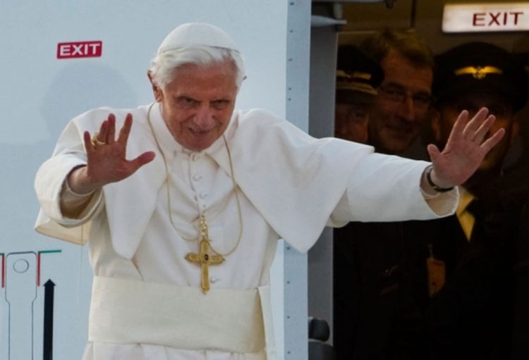 Papa se ne povlači 2012. godine