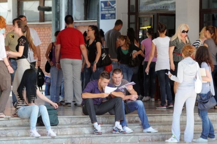 Po godinu dana čekaju diplomu