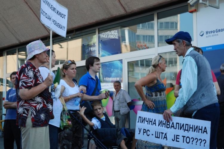 Protest civilnih invalida RS u Banjaluci: Život sa 41 KM mjesečno (Foto)