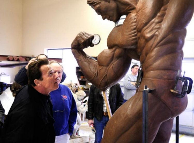 Švarceneger naručio tri svoje džinovske statue u bronzi