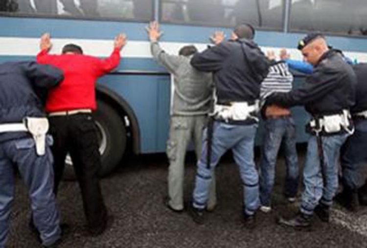 Policija našla 16 ilegalaca u kamionu iz Srbije