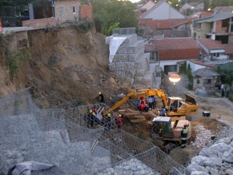 Evakuacija zbog klizišta u Zemunu