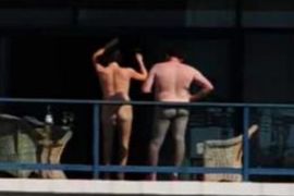 Seksali se na balkonu zgrade u centru grada (Foto, Video)