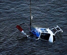Helikopter se srušio u Ist river u Njujorku (Video)