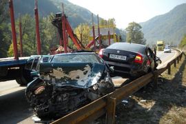 Sedam povrijeđenih u sudaru tri automobila i šlepera (Foto)