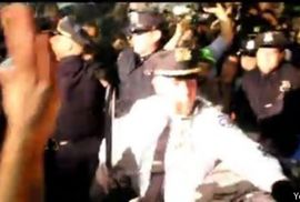 Policija na Vol stritu tuče demonstrante (Video)