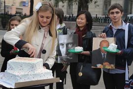 Kolač, bojanka i pjesmica Putinu za rođendan