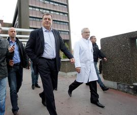Dodik pacijent bez prohtjeva, šalio se i slušao doktore (Foto)