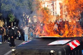 Demonstranti u Rimu razbijali izloge, palili vozila i zastave (Foto)