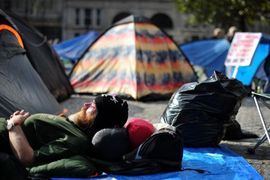 Demonstranti zbog bankara kampuju ispred katedrale u Londonu